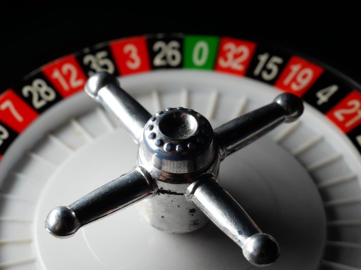 Dealer rcti togel menangani kartu dalam permainan Kembang Kempis dengan studio berkualitas tinggi
